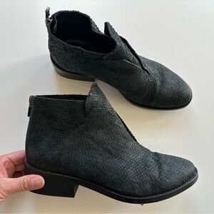 EILEEN FISHER Tuck Snake Texture Leather Black Ankle Boot Bootie women’s Size 9